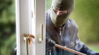 Cel mai mare magazin online din Constanța a fost spart din nou. Valoarea bunurilor furate se ridică la 15.000 de lei. Hoții au fost prinși