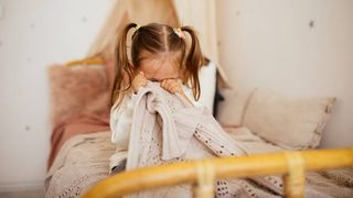 Povestea fetiței abandonate de mamă după ce s-a îmbolnăvit de COVID. Minora și-a găsit refugiul în brațele unei familii din Italia