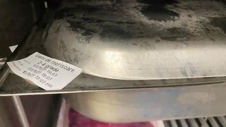 Două magazine IKEA din București, &icirc;nchise temporar de ANPC. Vitrinele din zona alimentară aveau urme de mucegai, praf, rugină, dar și insecte moarte