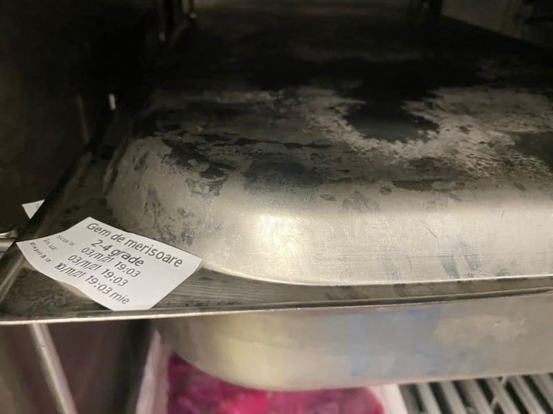 Două magazine IKEA din București, închise temporar de ANPC. Vitrinele din zona alimentară aveau urme de mucegai, praf, rugină, dar și insecte moarte