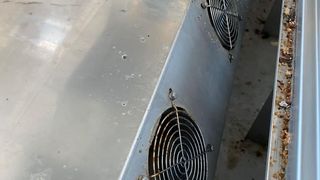 Două magazine IKEA din București, &icirc;nchise temporar de ANPC. Vitrinele din zona alimentară aveau urme de mucegai, praf, rugină, dar și insecte moarte