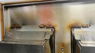 Două magazine IKEA din București, &icirc;nchise temporar de ANPC. Vitrinele din zona alimentară aveau urme de mucegai, praf, rugină, dar și insecte moarte