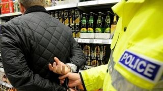 Paznicul unui hipermarket din București a murit &icirc;ncerc&acirc;nd să prindă un hoț