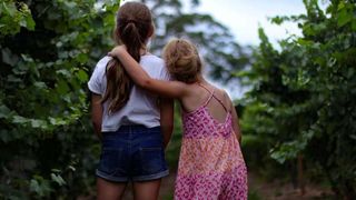 Caz halucinant în Mehedinți. O bunică și-a vândut nepoatele pentru 2.000 de euro