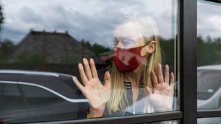 Stare de urgență &icirc;n Letonia. Toți angajații nevaccinați vor fi concediați