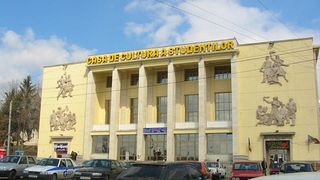 A leșinat după vaccin și a căzut de la etajul 1 al Casei de Cultură a Studenţilor. Bărbatul a scăpat doar cu vânătăi