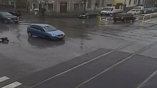 VIDEO | Imagini cu un puternic impact emoțional: un tânăr, spulberat de o mașină pe trecerea de pietoni