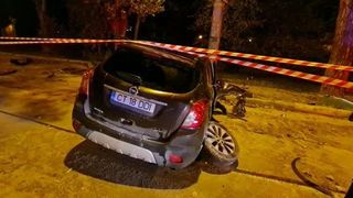 O femeie însărcinată în 5 luni s-a urcat băută la volan. A intrat cu mașina într-un stâlp de iluminat din Mamaia