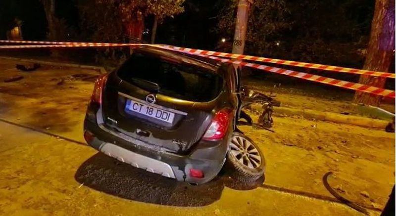 O femeie însărcinată în 5 luni s-a urcat băută la volan. A intrat cu mașina într-un stâlp de iluminat din Mamaia