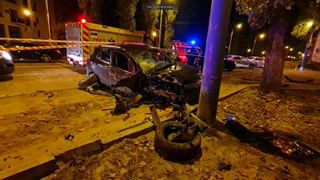 O femeie însărcinată în 5 luni s-a urcat băută la volan. A intrat cu mașina într-un stâlp de iluminat din Mamaia