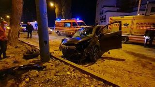 O femeie însărcinată în 5 luni s-a urcat băută la volan. A intrat cu mașina într-un stâlp de iluminat din Mamaia