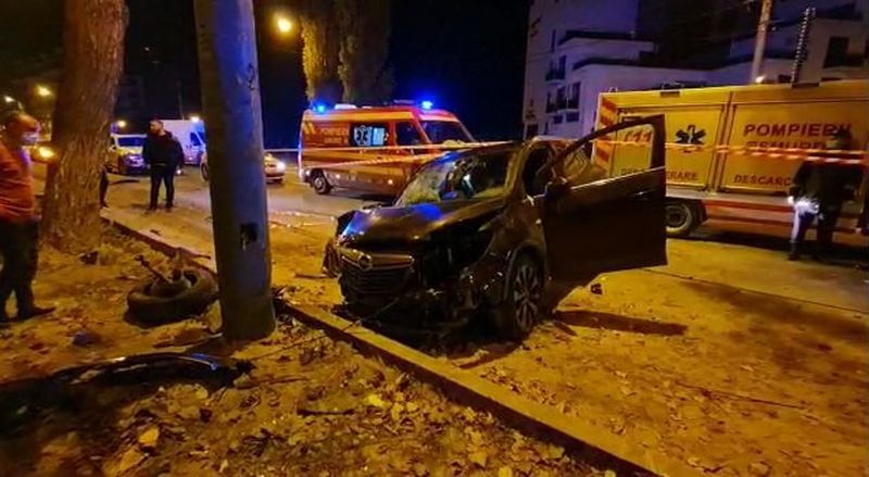 O femeie însărcinată în 5 luni s-a urcat băută la volan. A intrat cu mașina într-un stâlp de iluminat din Mamaia