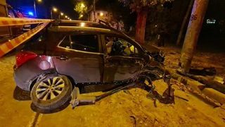 O femeie însărcinată în 5 luni s-a urcat băută la volan. A intrat cu mașina într-un stâlp de iluminat din Mamaia