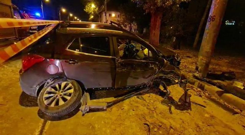 O femeie însărcinată în 5 luni s-a urcat băută la volan. A intrat cu mașina într-un stâlp de iluminat din Mamaia