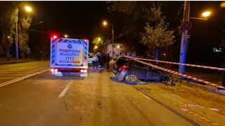 O femeie însărcinată în 5 luni s-a urcat băută la volan. A intrat cu mașina într-un stâlp de iluminat din Mamaia