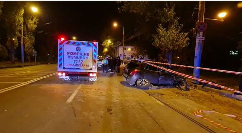 O femeie însărcinată în 5 luni s-a urcat băută la volan. A intrat cu mașina într-un stâlp de iluminat din Mamaia