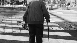 Un pensionar de 75 de ani, dispărut de acasă, a fost găsit în viaţă într-o zonă de vegetaţie. Bătrânul a murit la spital