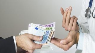 Medicul prins că lua mită a fost arestat preventiv pentru 30 de zile