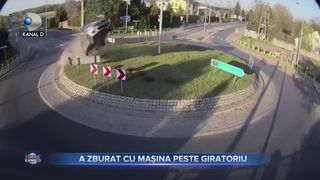 A zburat cu mașina peste giratoriu