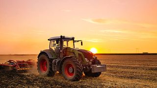 Un bărbat din Neamț a murit după ce a căzut de pe tractor