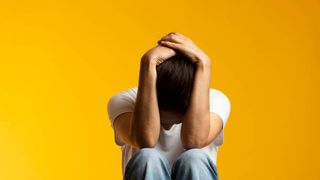 O tânără bolnavă de COVID s-a aruncat de la etajul trei, după ce ar fi fost agresată sexual în propria locuință