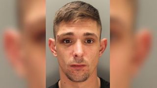 Un bărbat a izbucnit în hohote de râs, după ce a lovit o femeie însărcinată cu picioarele în burtă: ,,Nu meriţi un copil!"