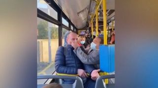 video-barbat-palmuit-pentru-ca-nu-purta-masca