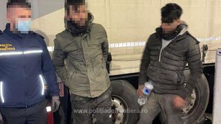 Patru indivizi de cetățenie străină au călătorit din Turcia p&acirc;nă &icirc;n Rom&acirc;nia, ascunşi pe osiile unor semiremorci
