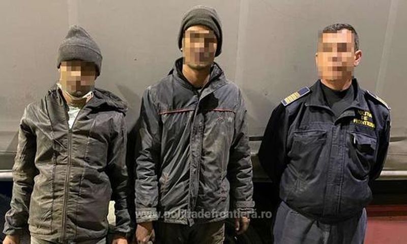 Patru indivizi de cetățenie străină au călătorit din Turcia până în România, ascunşi pe osiile unor semiremorci
