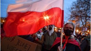 Proteste ample au loc &icirc;n Polonia, după ce o t&acirc;nără a decedat pentru că i s-a refuzat avortul