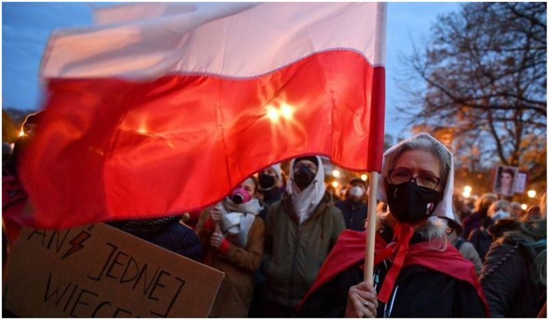Proteste ample au loc în Polonia, după ce o tânără a decedat pentru că i s-a refuzat avortul