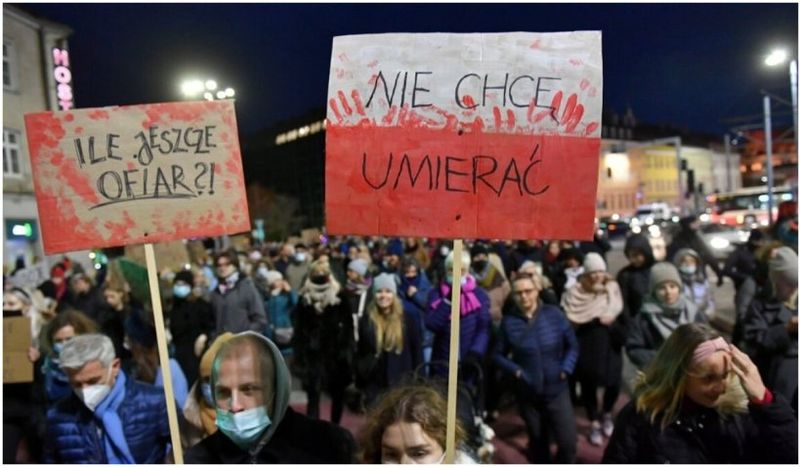 Proteste ample au loc în Polonia, după ce o tânără a decedat pentru că i s-a refuzat avortul