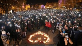 Proteste ample au loc în Polonia, după ce o tânără a decedat pentru că i s-a refuzat avortul