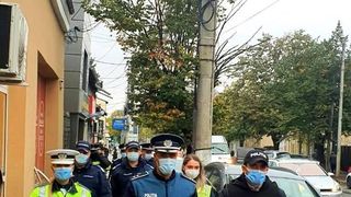 Un tânăr de 22 de ani, care trebuia să fie în carantină, a fost găsit de jandarmi într-o piaţă. Imagini inedite!