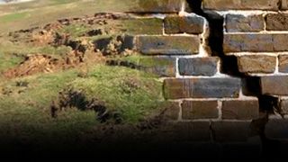 VIDEO| Abandonați și speriați, &icirc;n casele crăpate