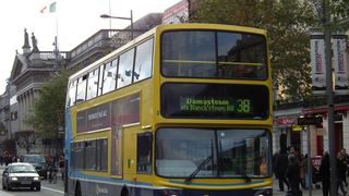 Un autobuz dintr-un cartier al orașului nord-irlandez Belfast a fost deturnat şi incendiat