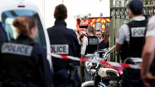 Un polițist a fost atacat și rănit cu un cuțit la Cannes. Autoritățile consideră posibilă „pistă teroristă”