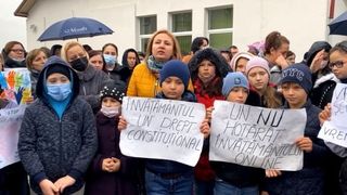 Părinții și profesorii preotestează la un liceu din județul Suceava. Ei sunt de părere că vaccinarea este prea din scurt