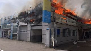 FOTO- Un service auto din Curtea de Argeş a luat foc. Pompierii intervin și la această oră