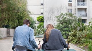 O adolescentă de 13 ani a fost găsită beată într-un parc din Italia. Prietenii ei au încercat să oprească salvarea ei