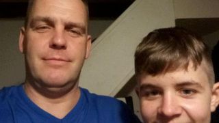 Un adolescent de 15 ani a ajuns &icirc;n spatele gratiilor după ce și-a &icirc;njunghiat de 70 de ori prietenul de 12 ani. A vrut să-l decapiteze