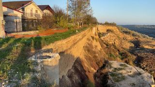 Comuna care alunecă. 16 familii din comuna Cumpăna, județul Constanța urmează să fie evacuate