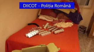 O rețea de contrabandiști din Neamț a găsit o nouă metodă de ai deruta pe polițiști. Schimbă plăcuțele de înmatriculare în timpul mersului