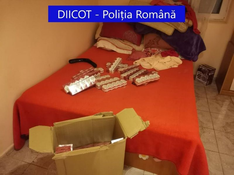 O rețea de contrabandiști din Neamț a găsit o nouă metodă de ai deruta pe polițiști. Schimbă plăcuțele de înmatriculare în timpul mersului