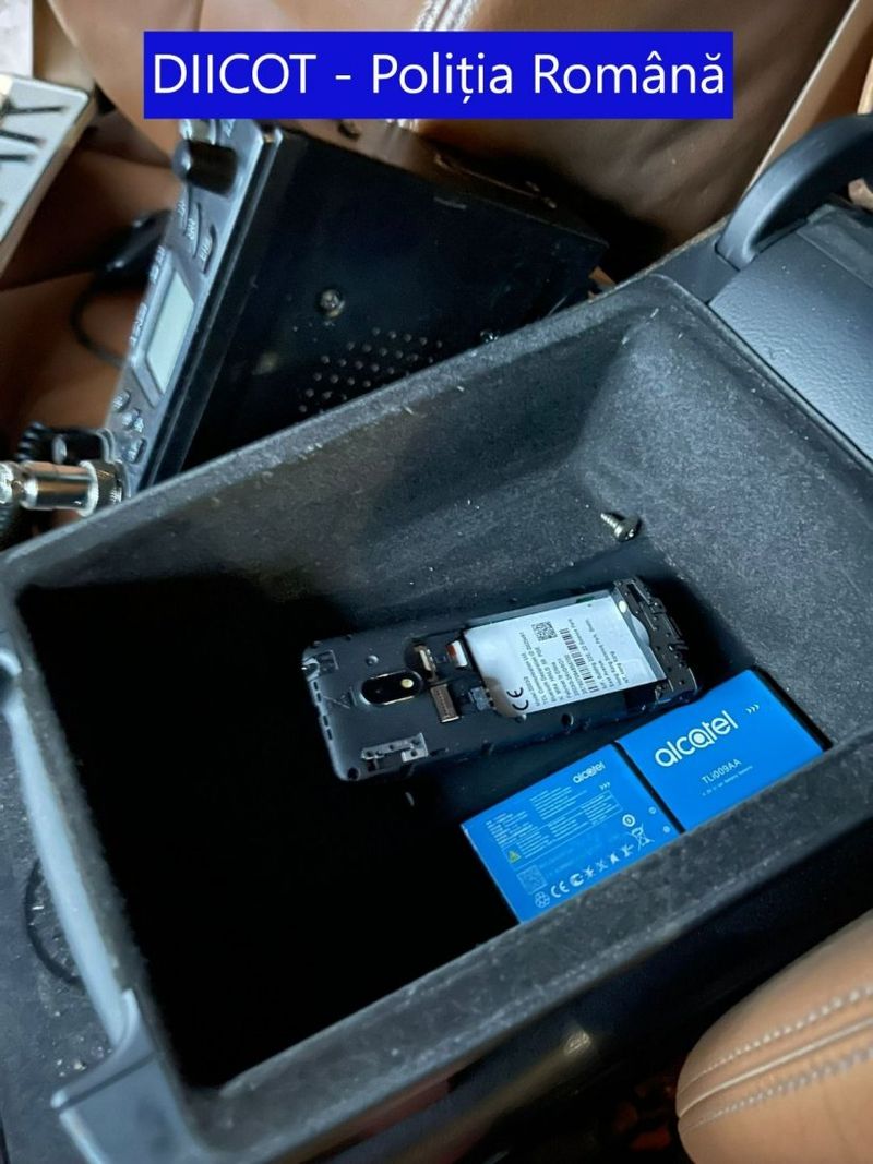 O rețea de contrabandiști din Neamț a găsit o nouă metodă de ai deruta pe polițiști. Schimbă plăcuțele de înmatriculare în timpul mersului