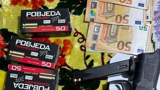 O rețea de contrabandiști din Neamț a găsit o nouă metodă de ai deruta pe polițiști. Schimbă plăcuțele de înmatriculare în timpul mersului