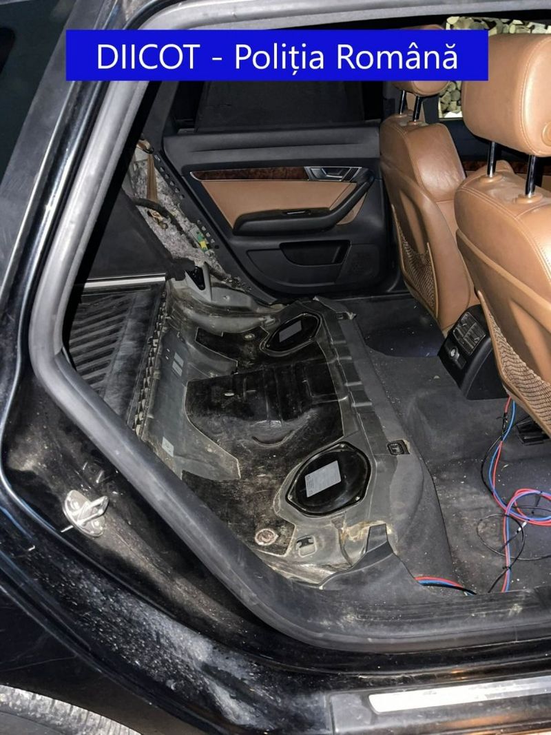 O rețea de contrabandiști din Neamț a găsit o nouă metodă de ai deruta pe polițiști. Schimbă plăcuțele de înmatriculare în timpul mersului