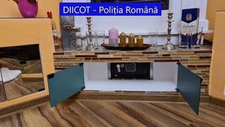 O rețea de contrabandiști din Neamț a găsit o nouă metodă de ai deruta pe polițiști. Schimbă plăcuțele de înmatriculare în timpul mersului