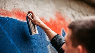 Cercetări în cazul unor persoane surprinse de camerele de supraveghere acoperind cu graffiti peretele unui magazin