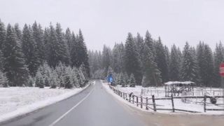 Vești bune pentru iubitorii de zăpadă. A început să ningă în centrul țării, iar drumarii intervin în judeţele Mureş, Covasna şi Harghita